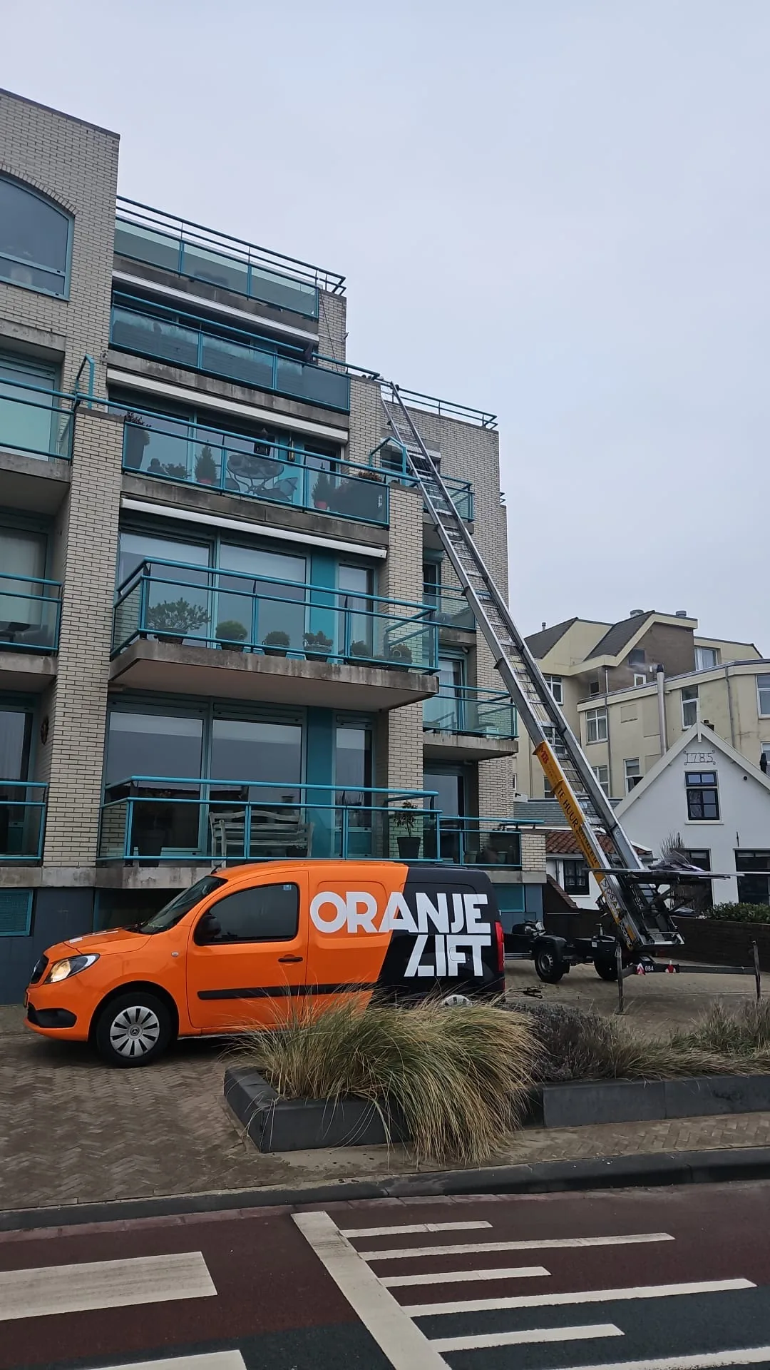 Aanhangerlift bij modern strandappartement aan de kust