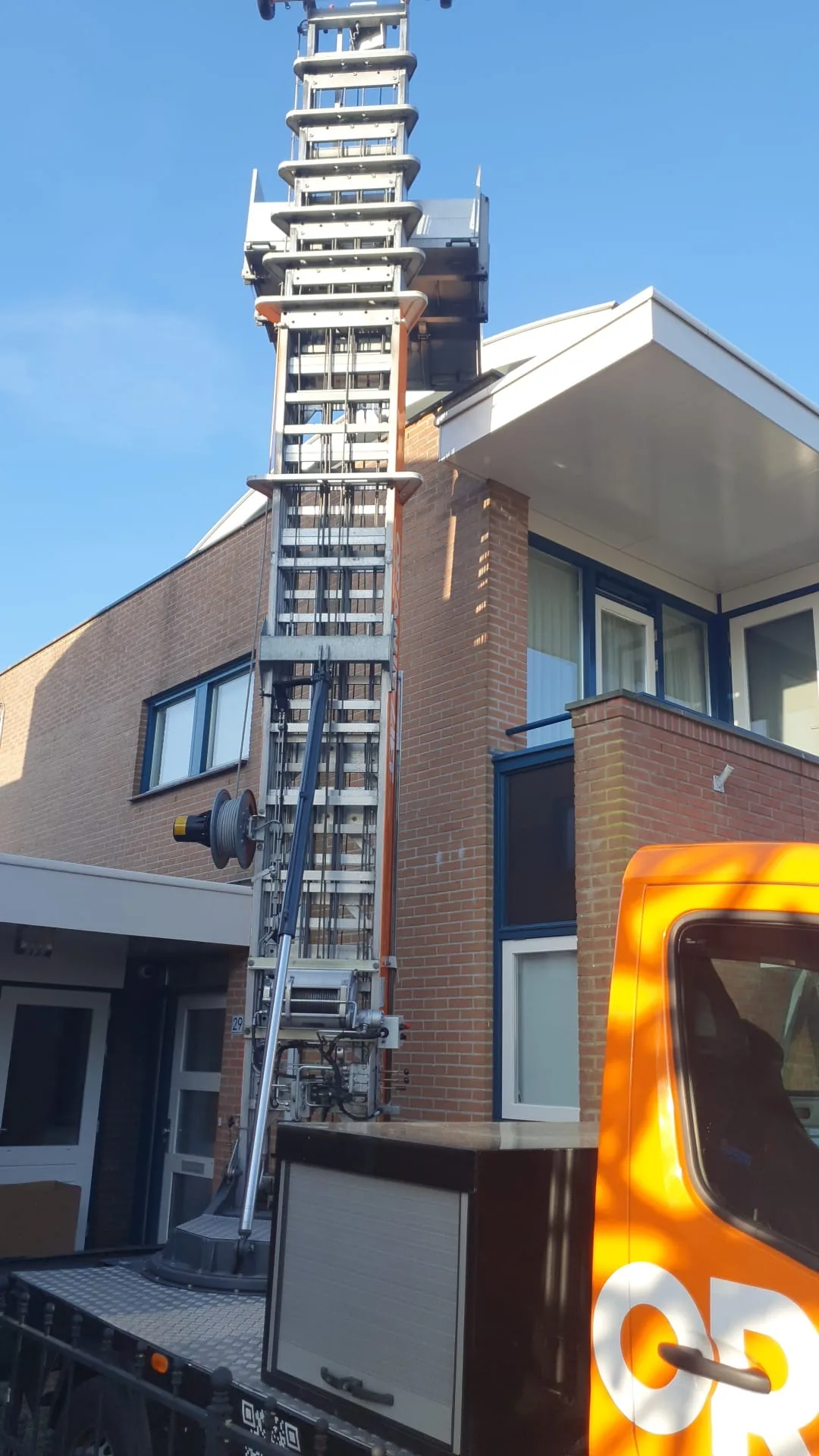 Bouwlift volledig uitgeschoven, detailopname van de ladderlift