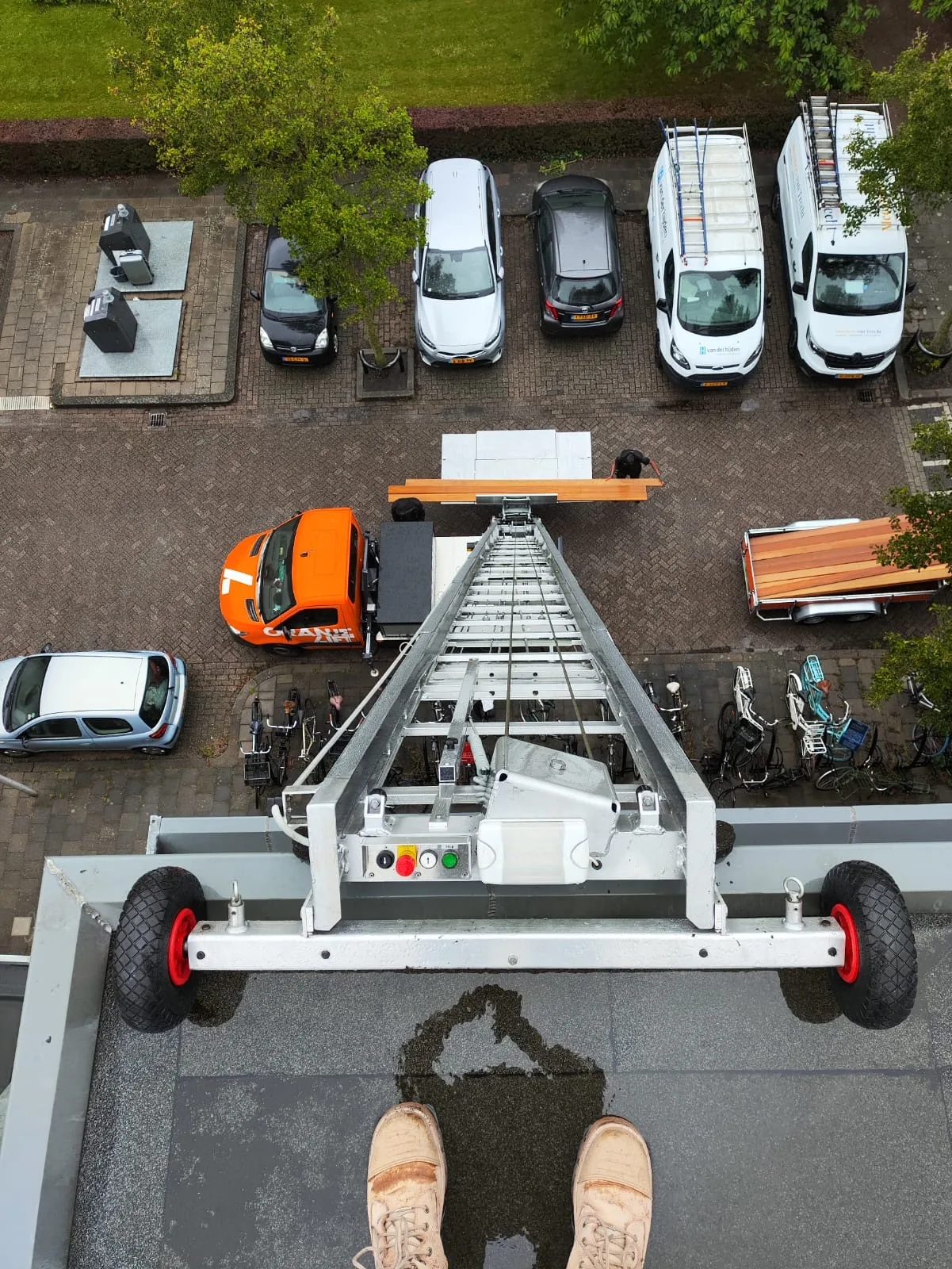 Spectaculair bovenaanzicht van ladderlift vanaf hoge verdieping naar beneden