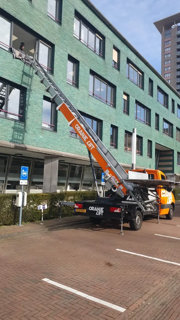 Verhuislift bij hoog gebouw in het centrum van Den Haag