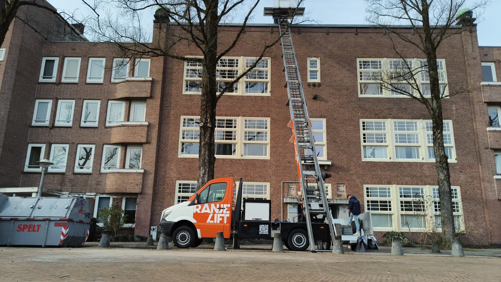 Verhuislift bij portiekflat in Den Haag
