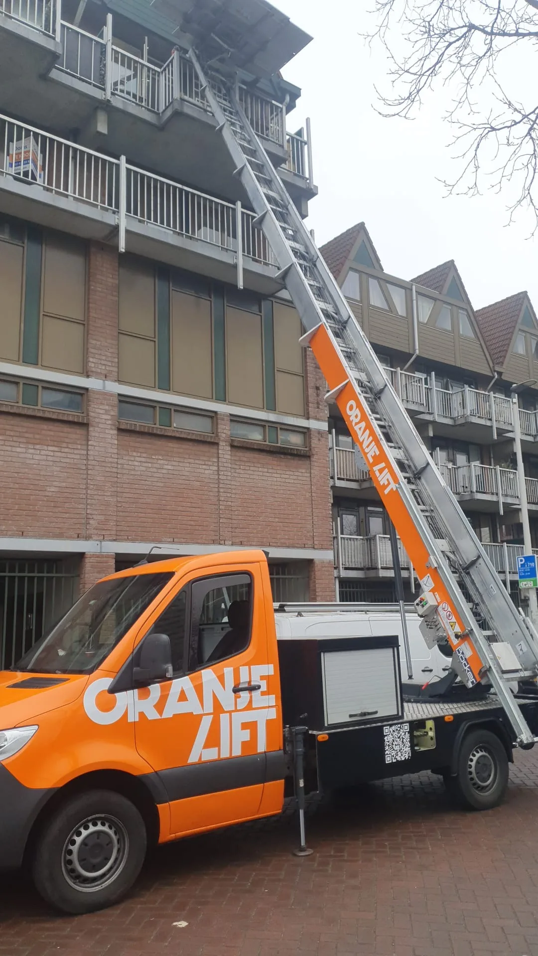 Verhuislift bij portiekflat met balkons in Rotterdam