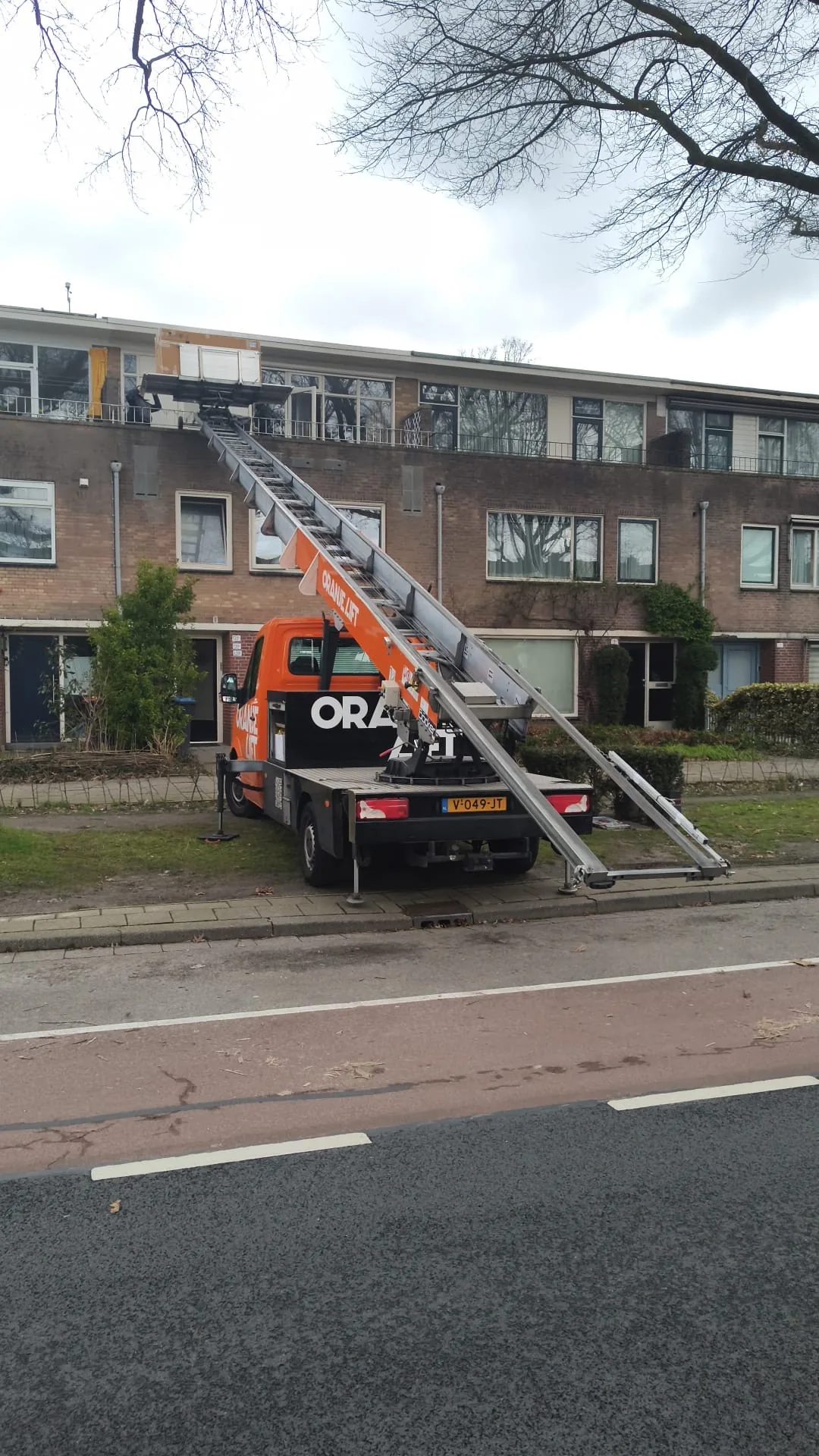 Verhuislift bij rijtjeshuizen in woonwijk Veenendaal