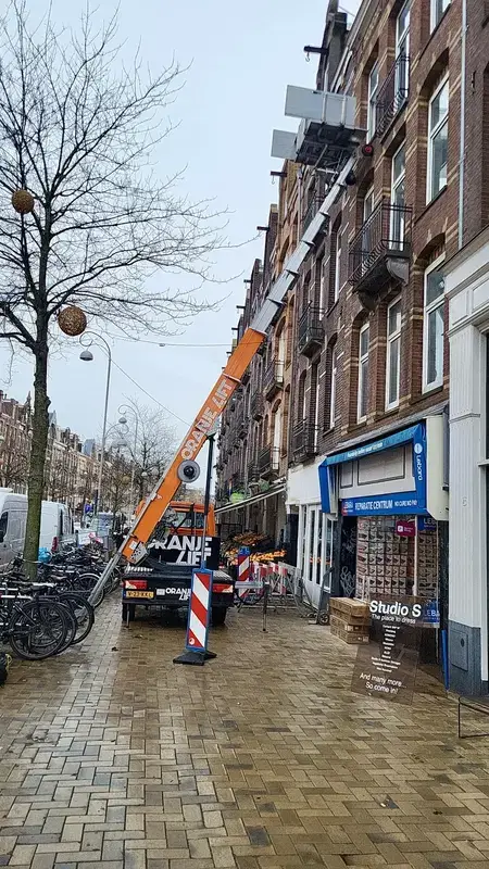 Verhuislift bij hoog gebouw in Amsterdam
