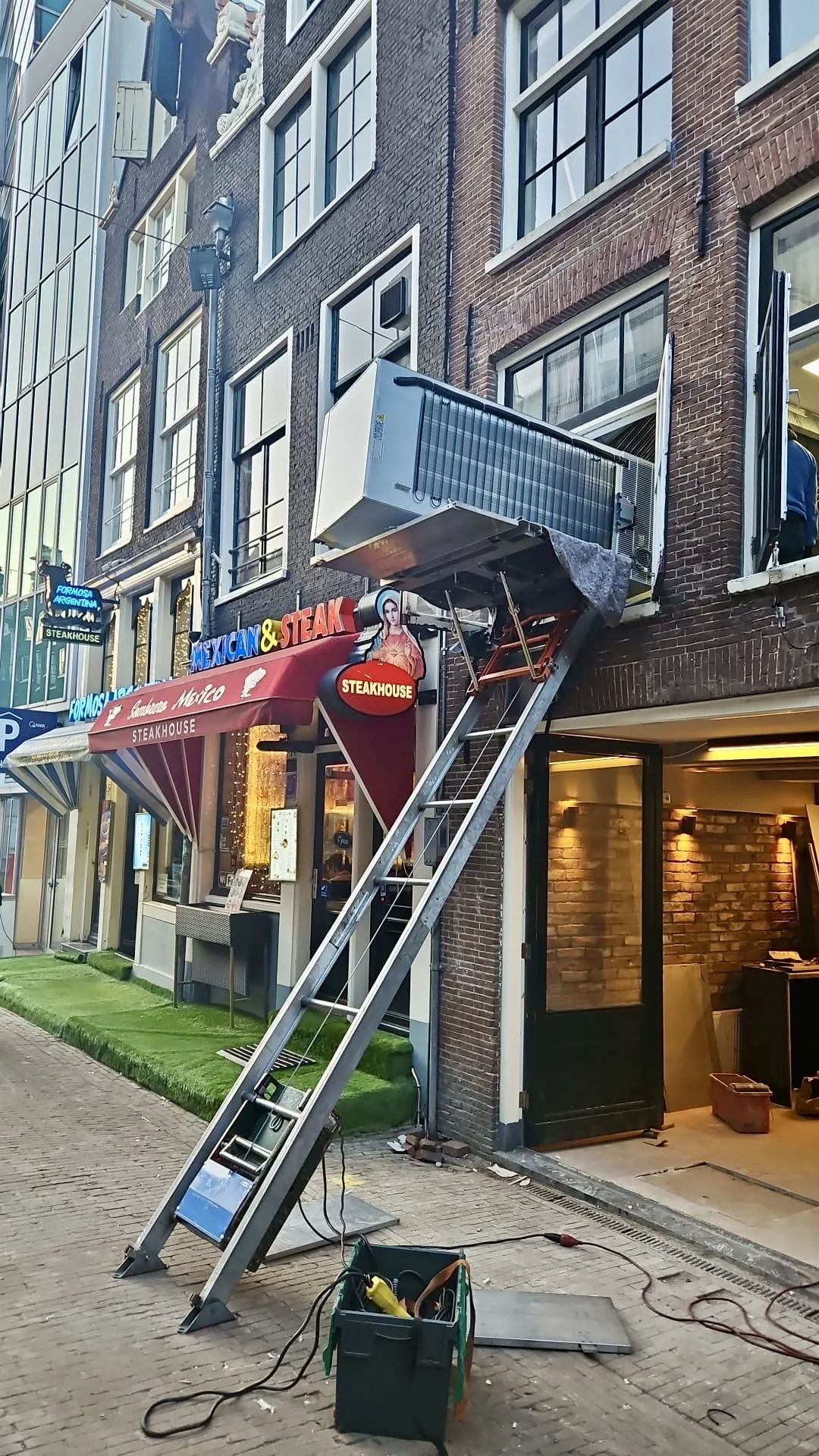 Opbouwlift in smalle steeg Amsterdam centrum