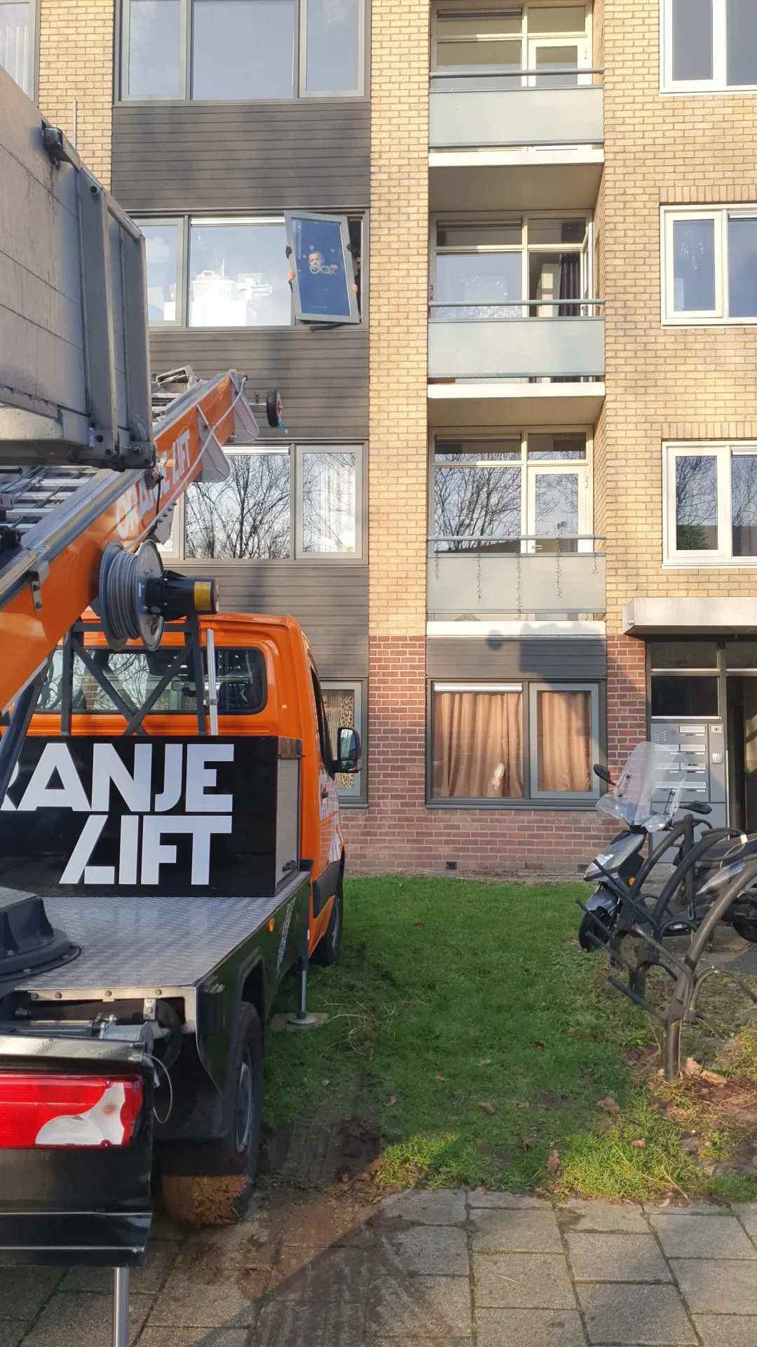 Meubels hijsen bij flatgebouw Amsterdam