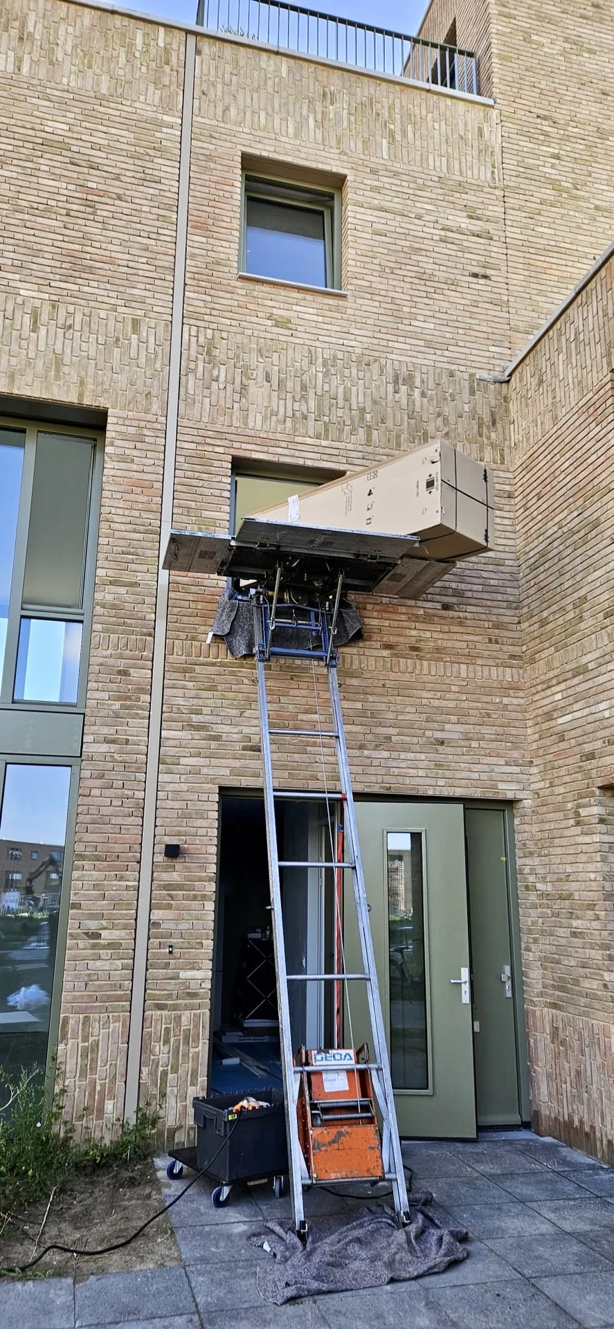 Verhuislift bij flat in Heemskerk